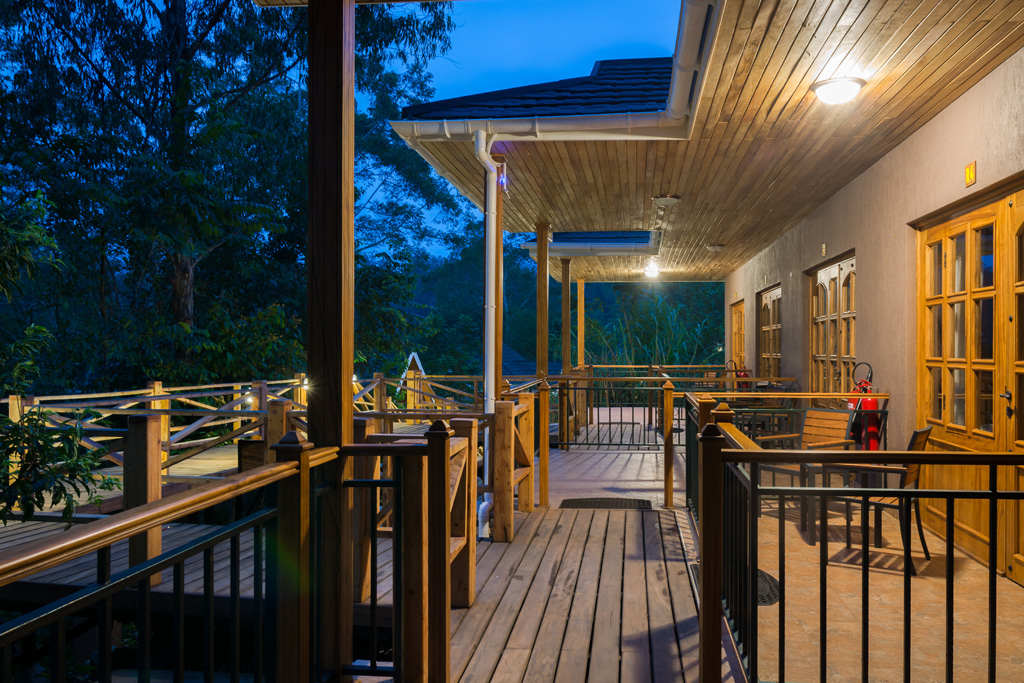 Chimpundu lodge 2-in-1 Family Cottage Exterior By Night