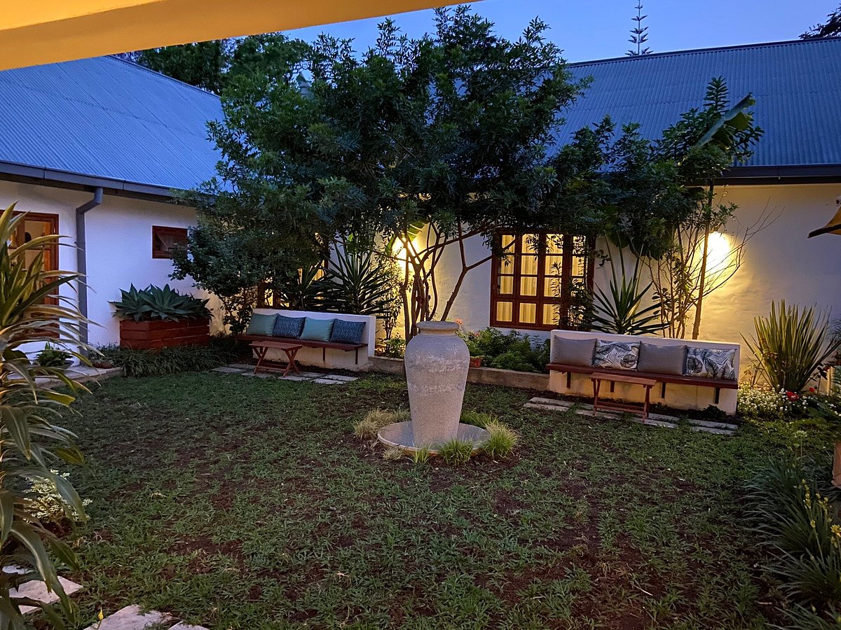 Villa Maua Garden Sitting Night